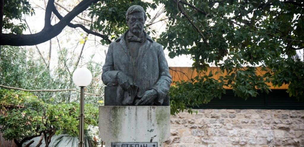 Памятник в центре Будвы Стефану Митров Любише