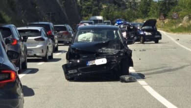 Два автомобиля после столкновения на трассе в Марковичах, вид сбоку, движение затруднено.