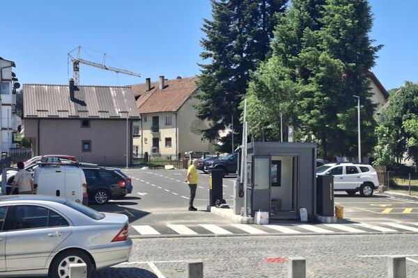 Улица в центре горного курорта Колашин, Черногория, с припаркованными автомобилями.