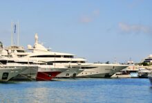 Коллаж, показывающий люксовые курорты Черногории: марина Porto Montenegro, комплекс Luštica Bay и пляж Portonovi, которые меняют туризм в стране.