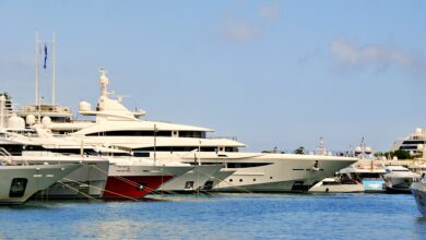 Коллаж, показывающий люксовые курорты Черногории: марина Porto Montenegro, комплекс Luštica Bay и пляж Portonovi, которые меняют туризм в стране.