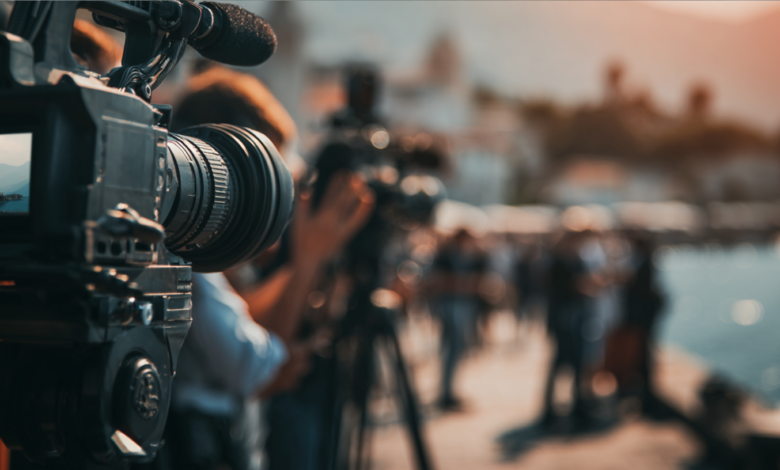 Журналисты с камерами на набережной