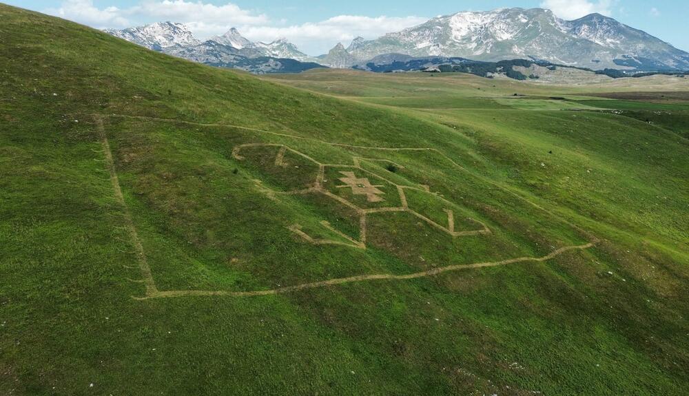 Травяные пиктограммы Wild Beauty Art и арт-объект Летающий ковер в Черногории
